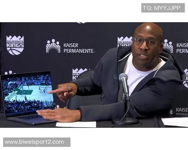 迈克布朗暂停时特别强调拉塞尔在进攻端的重要性与战术安排 迈克布朗暂停时特别强调拉塞尔在进攻端的重要性与战术安排