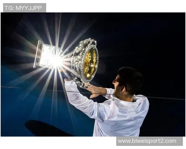 阿尔卡拉斯身穿詹姆斯23号紫金战袍在澳网训练致敬传奇运动员 阿尔卡拉斯身穿詹姆斯23号紫金战袍在澳网训练致敬传奇运动员